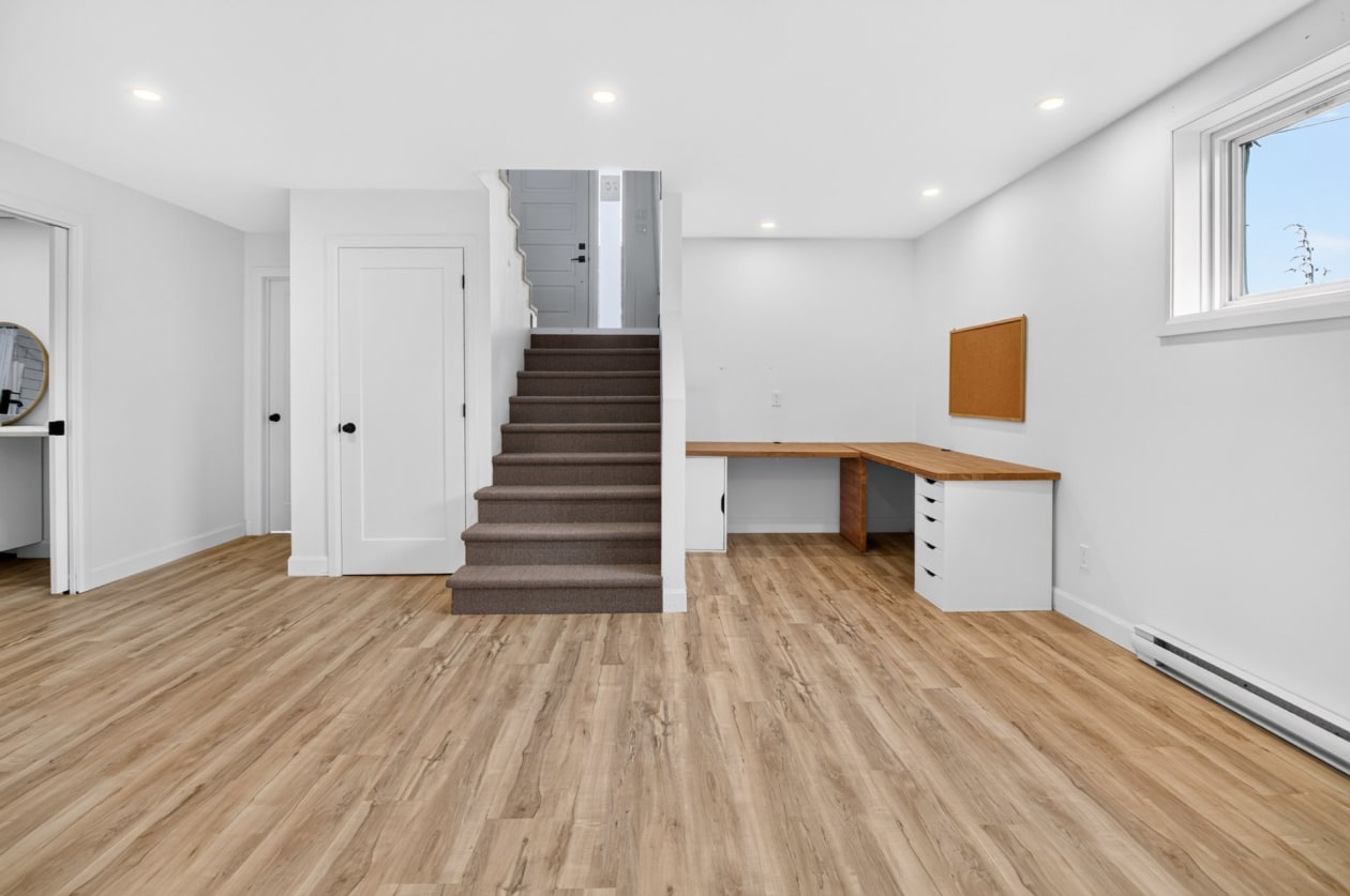 Salon — 70 Rue Massicotte, Champlain