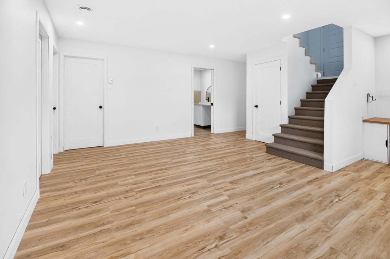 Salon — 70 Rue Massicotte, Champlain