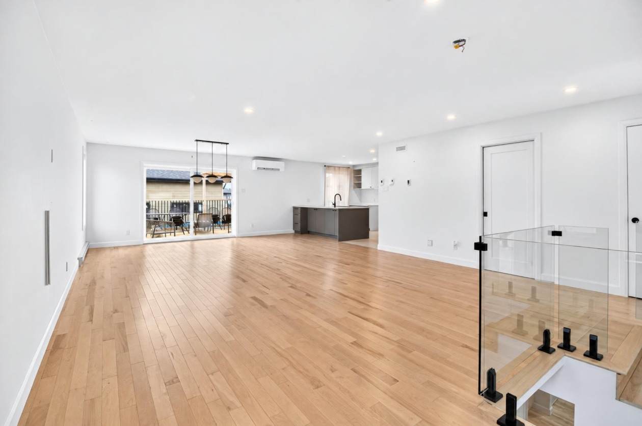 Salon — 70 Rue Massicotte, Champlain