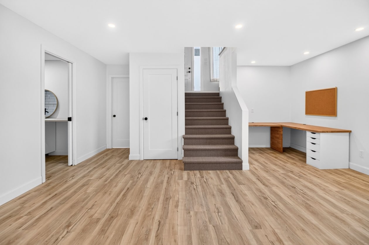 Salon — 70 Rue Massicotte, Champlain