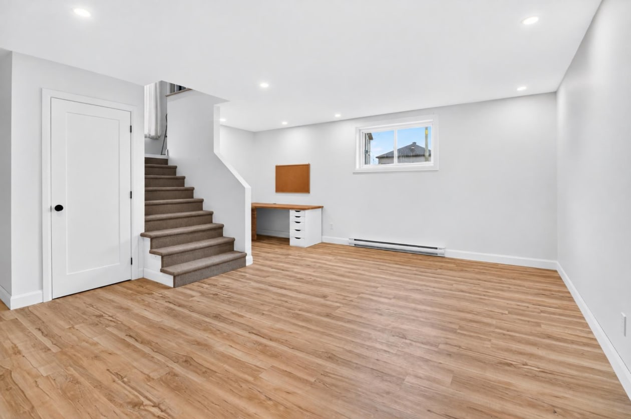 Salon — 70 Rue Massicotte, Champlain