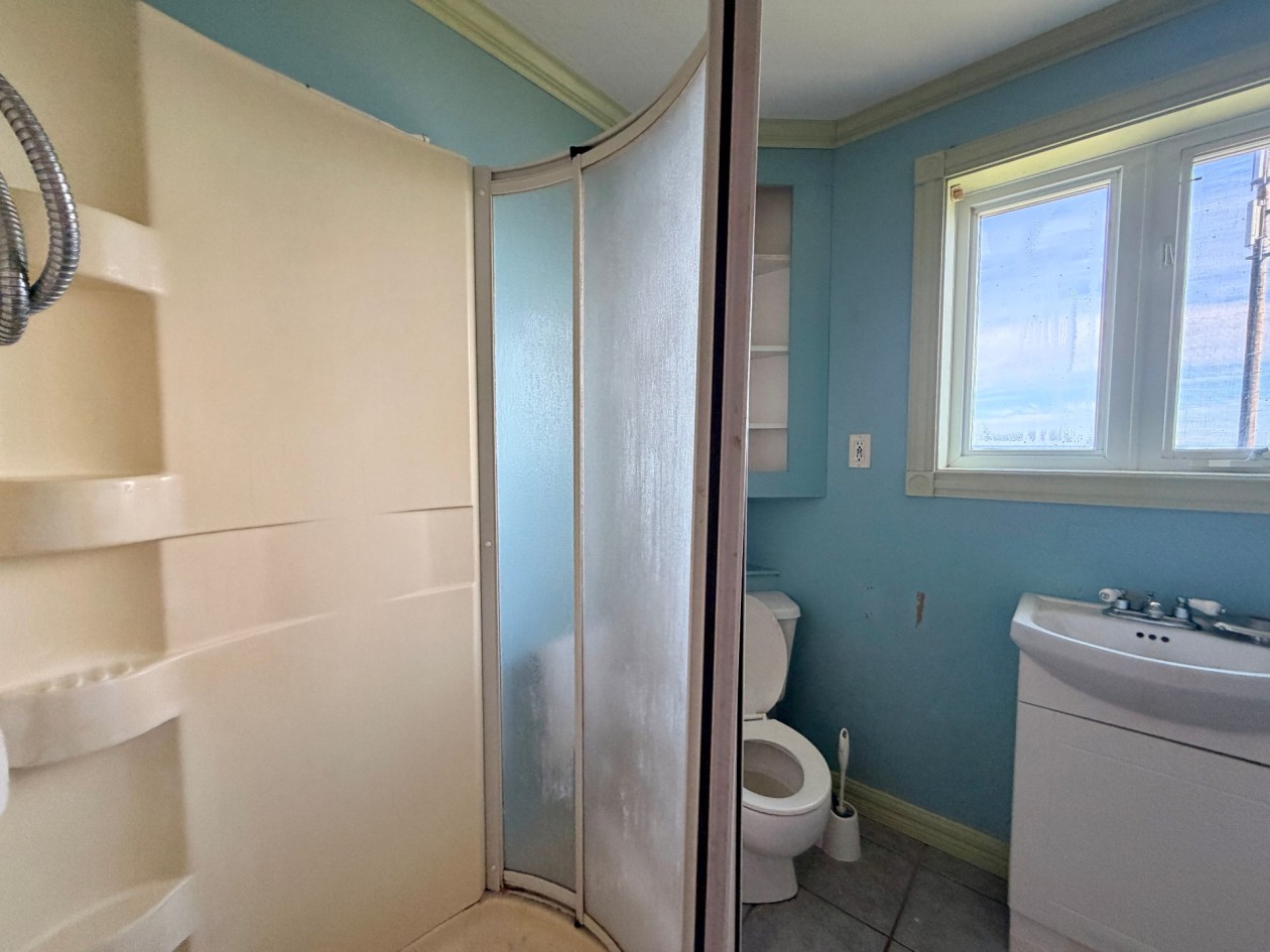 Salle de bains — 161 Route 132, Cloridorme