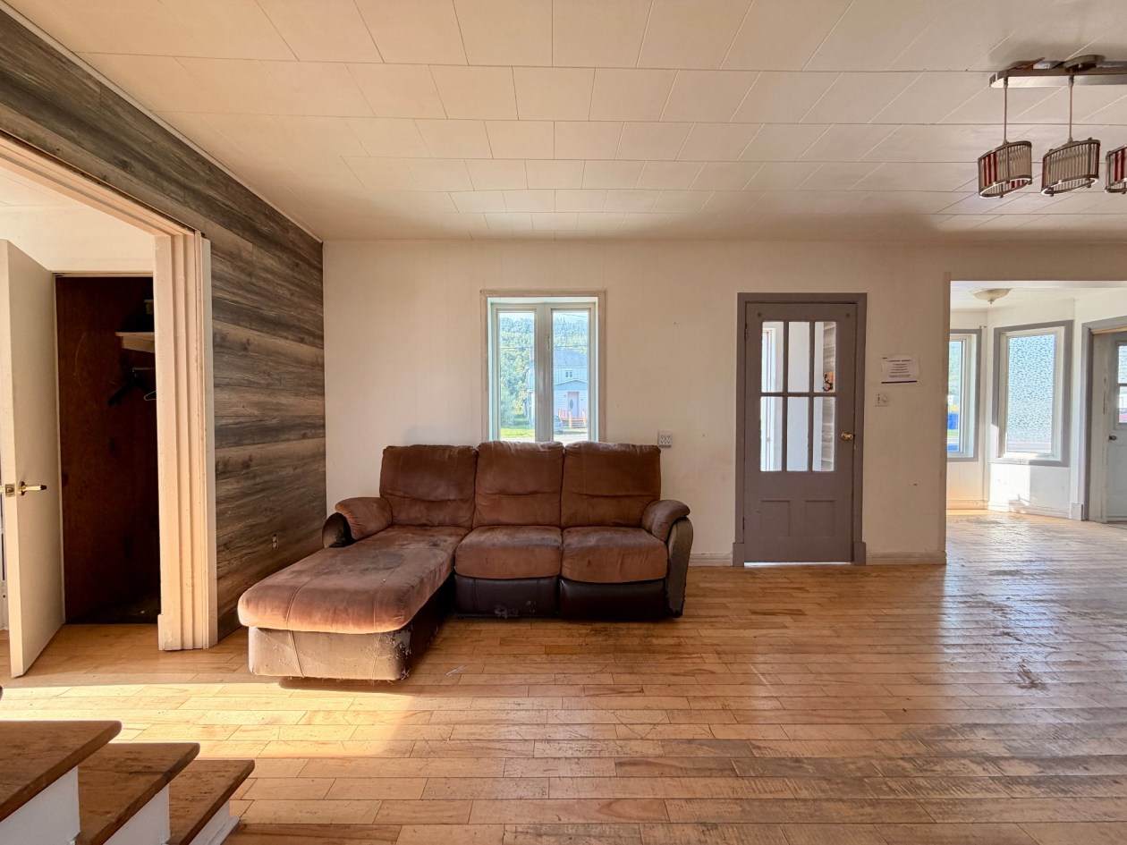 Salon — 161 Route 132, Cloridorme