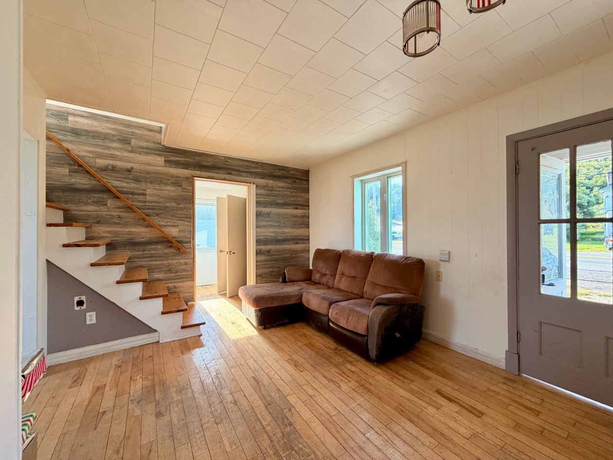 Salon — 161 Route 132, Cloridorme
