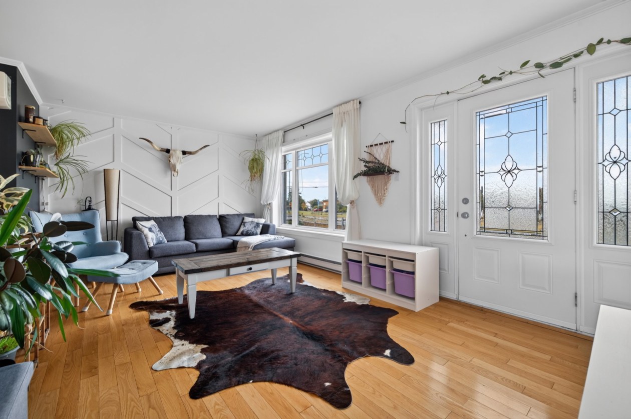 Salon — 295 Route 132 E., Sainte-Luce