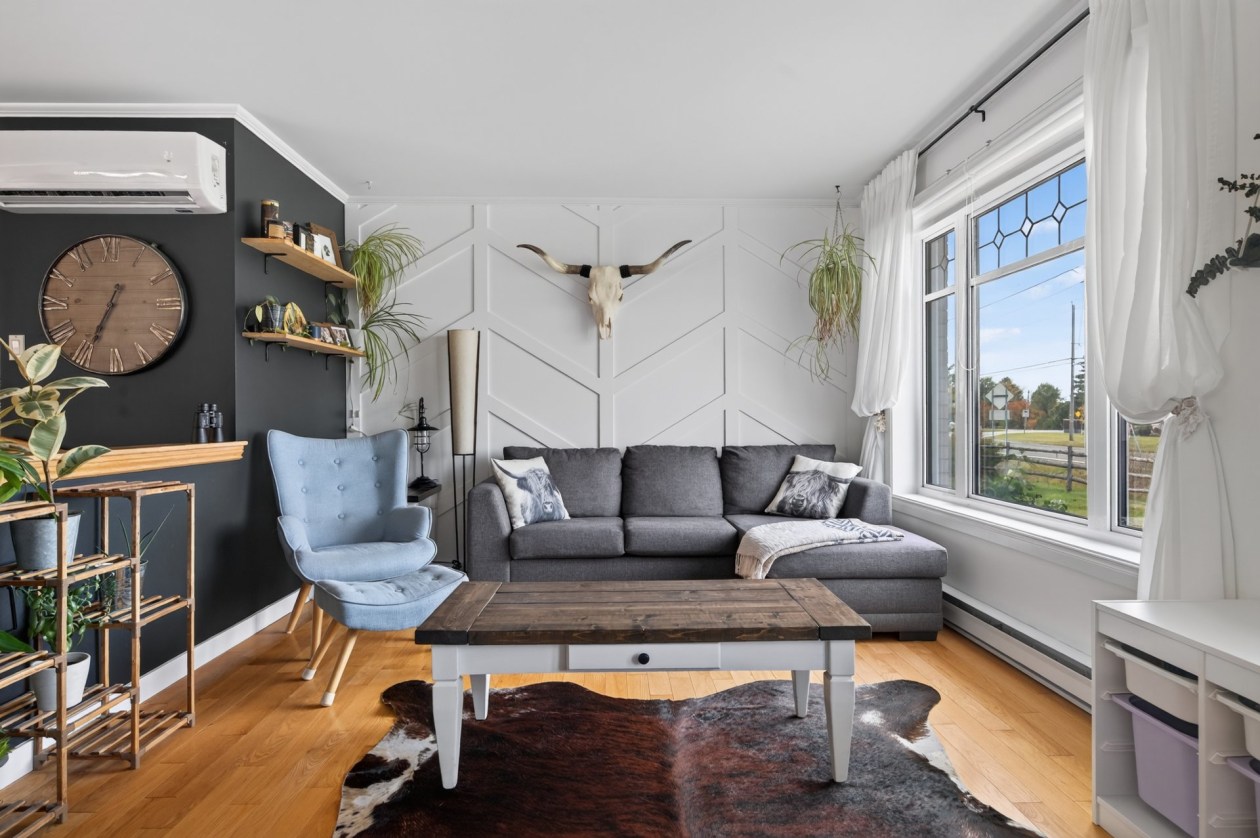 Salon — 295 Route 132 E., Sainte-Luce