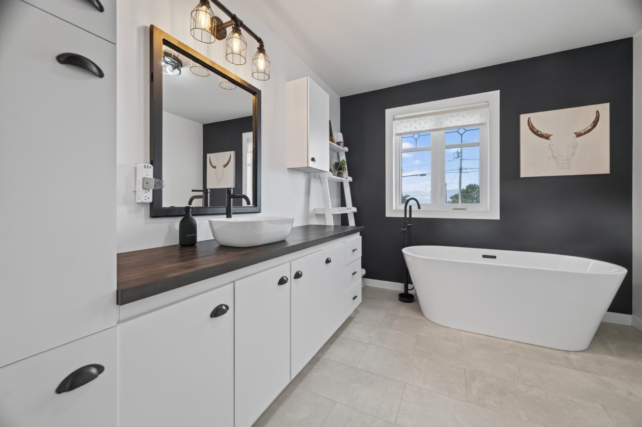Salle de bains — 295 Route 132 E., Sainte-Luce
