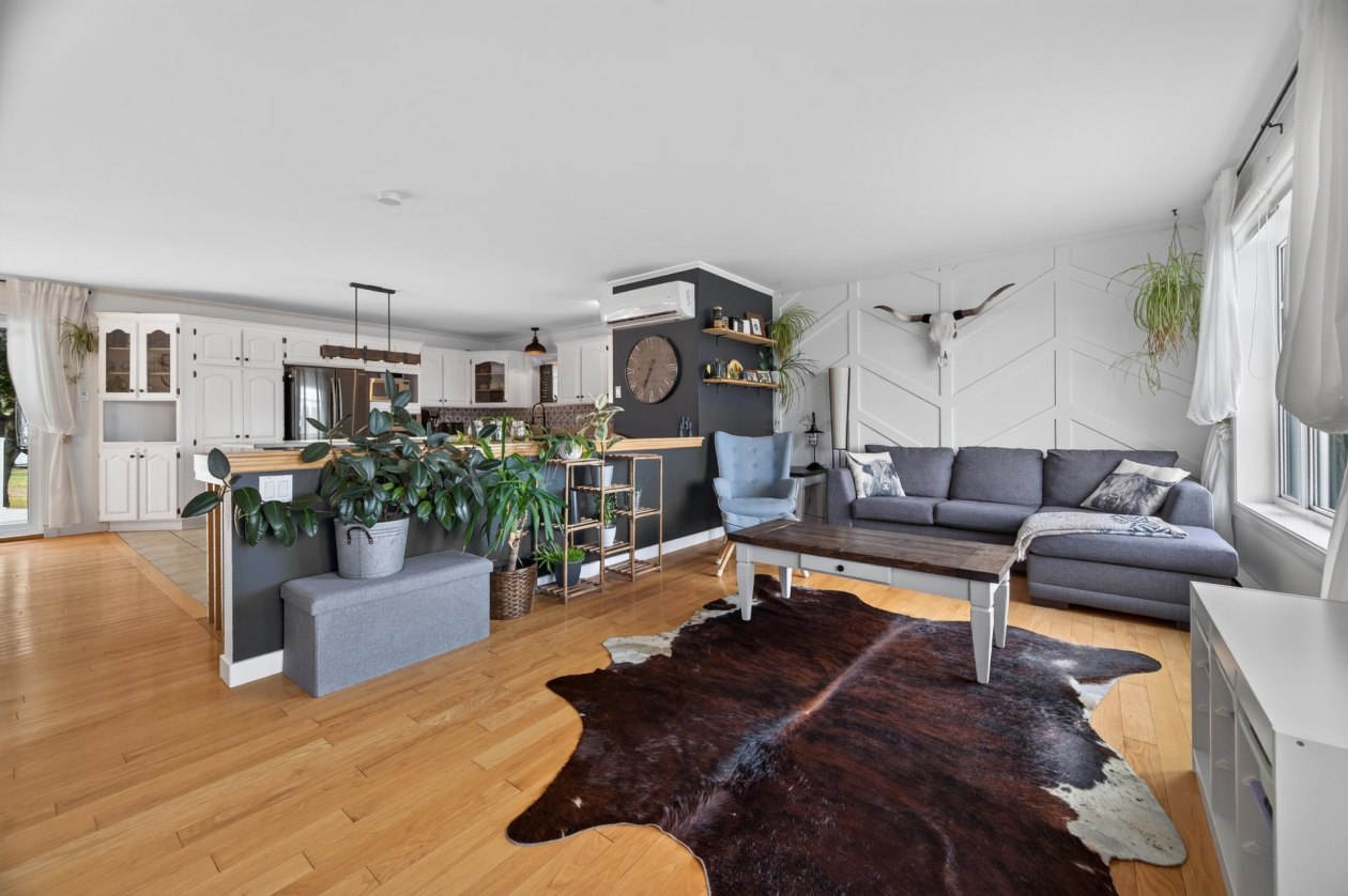 Salon — 295 Route 132 E., Sainte-Luce