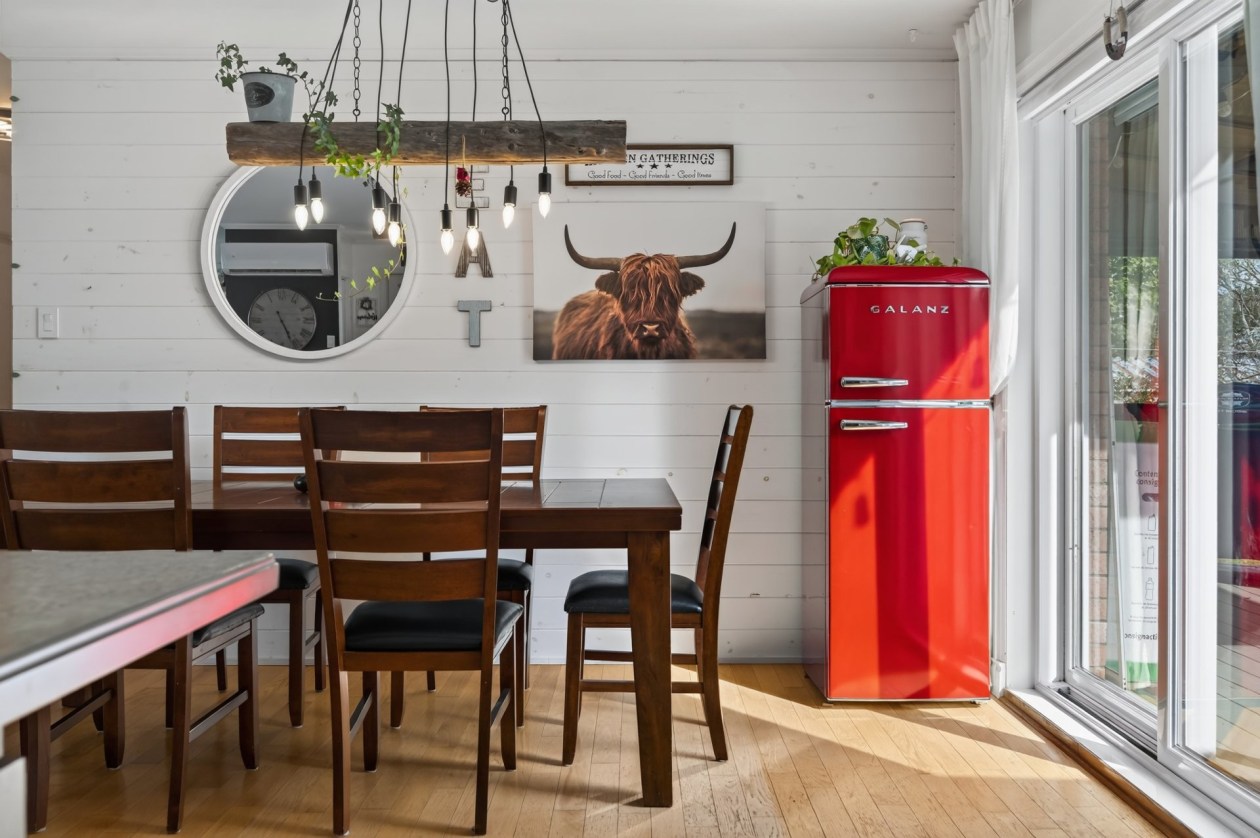 Salle à manger — 295 Route 132 E., Sainte-Luce