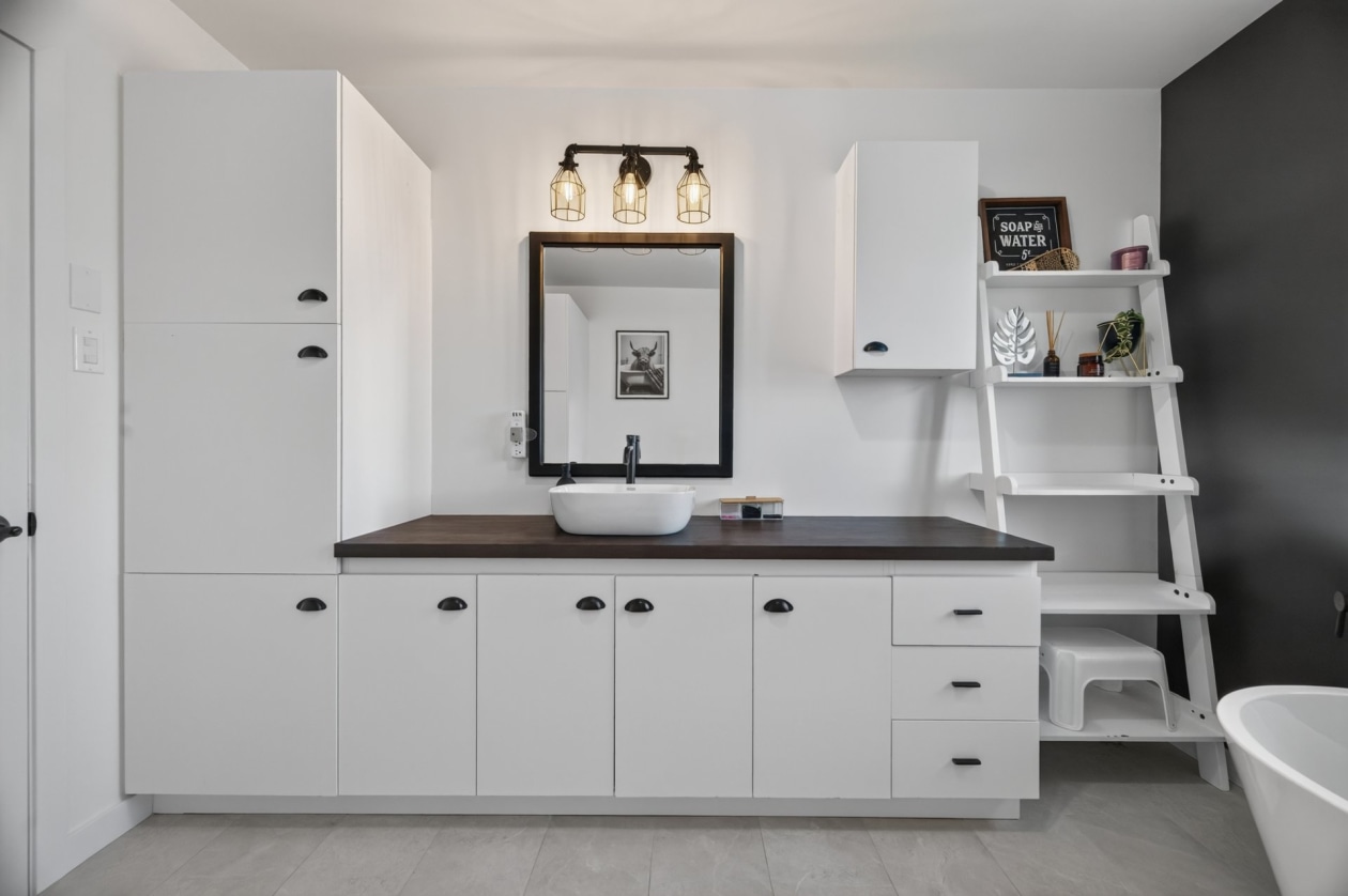 Salle de bains — 295 Route 132 E., Sainte-Luce