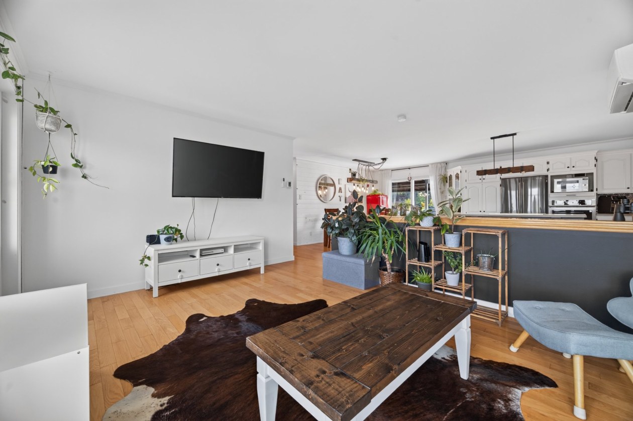Salon — 295 Route 132 E., Sainte-Luce