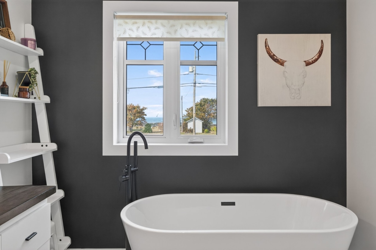 Salle de bains — 295 Route 132 E., Sainte-Luce