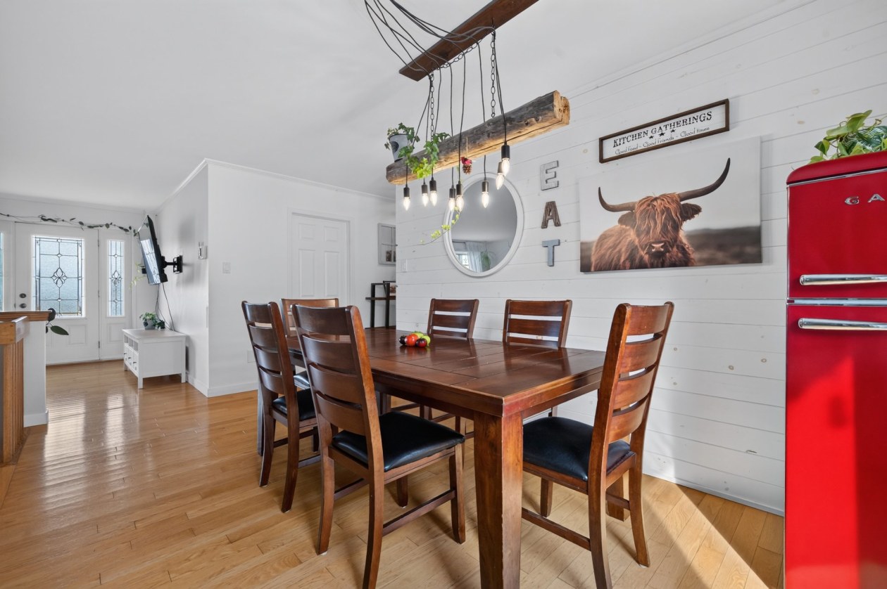 Salle à manger — 295 Route 132 E., Sainte-Luce