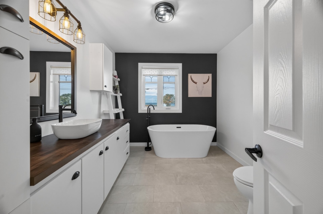 Salle de bains — 295 Route 132 E., Sainte-Luce