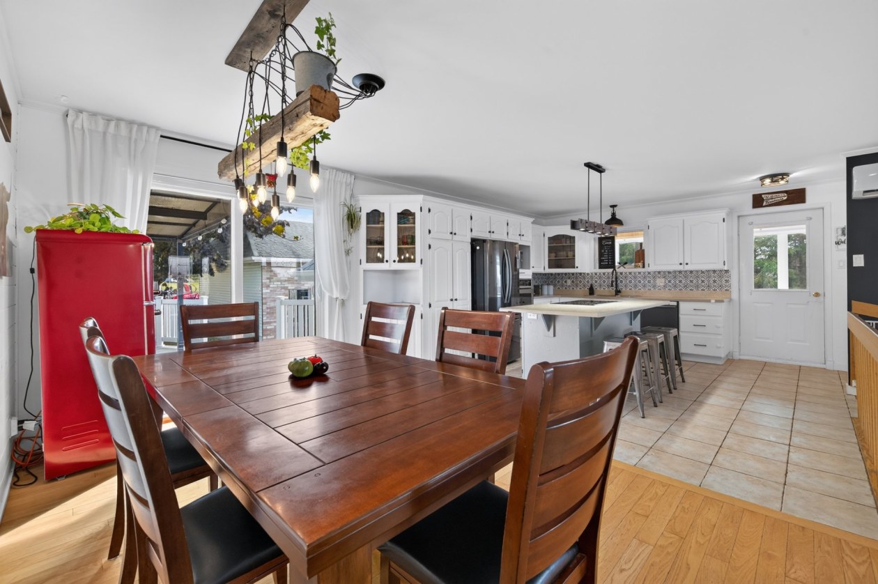 Salle à manger — 295 Route 132 E., Sainte-Luce