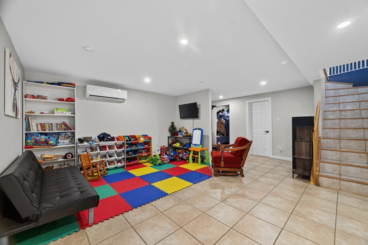 Salle familiale — 295 Route 132 E., Sainte-Luce