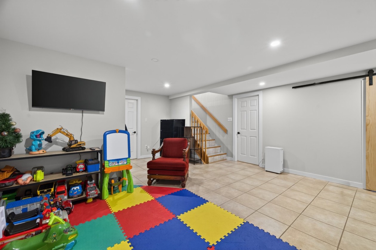 Salle familiale — 295 Route 132 E., Sainte-Luce
