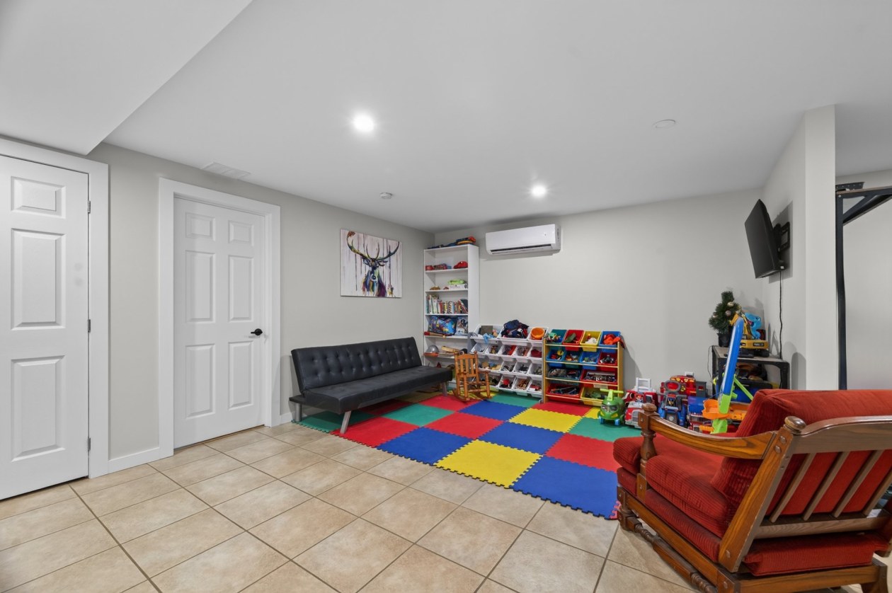 Salle familiale — 295 Route 132 E., Sainte-Luce