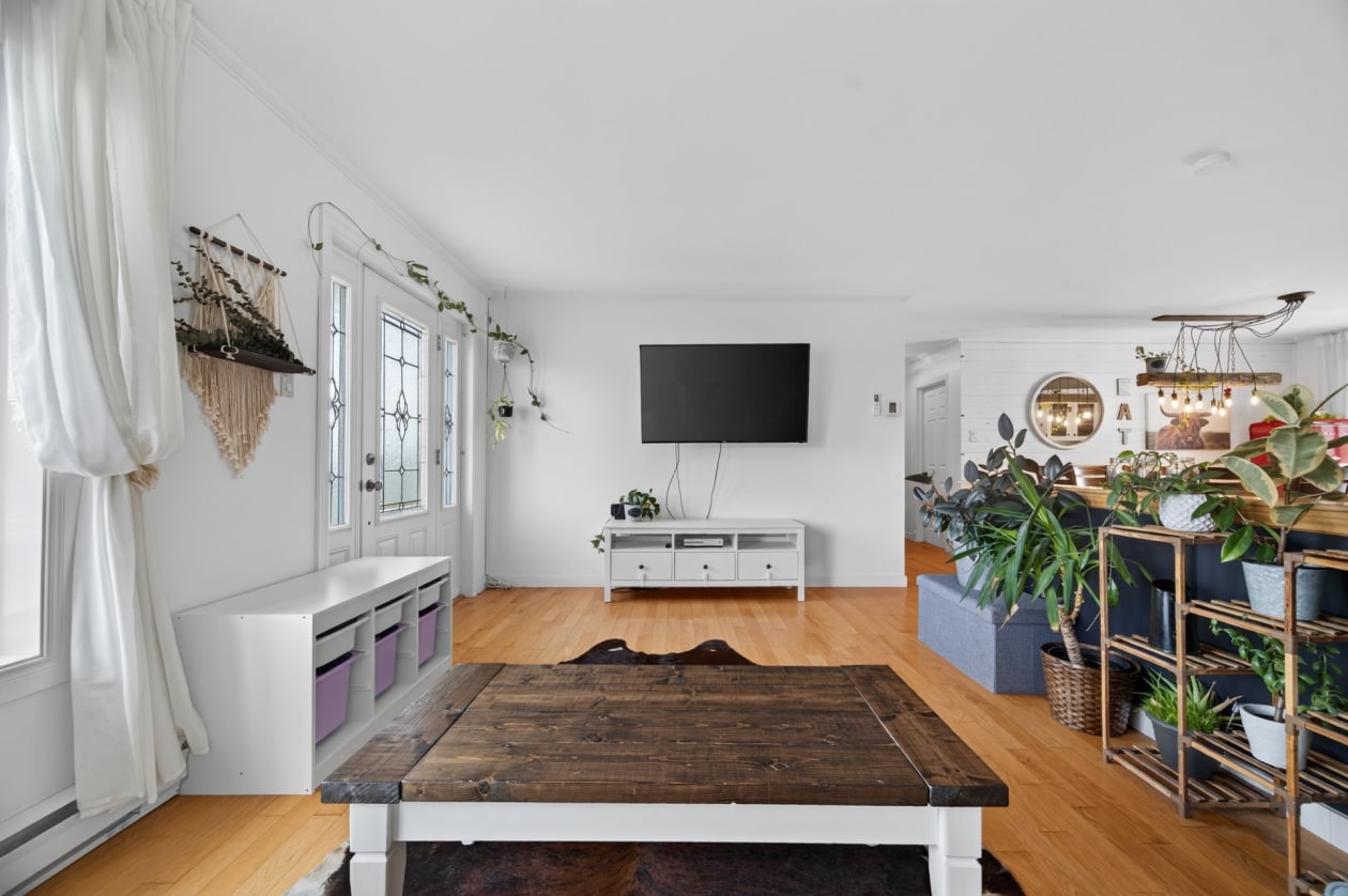 Salon — 295 Route 132 E., Sainte-Luce