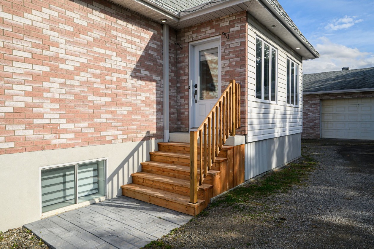 Entrée extérieure — 295 Route 132 E., Sainte-Luce