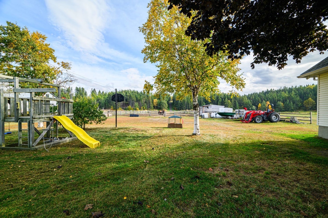 Cour — 295 Route 132 E., Sainte-Luce
