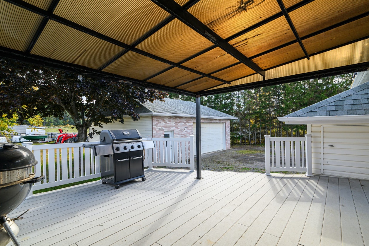 Terrasse — 295 Route 132 E., Sainte-Luce