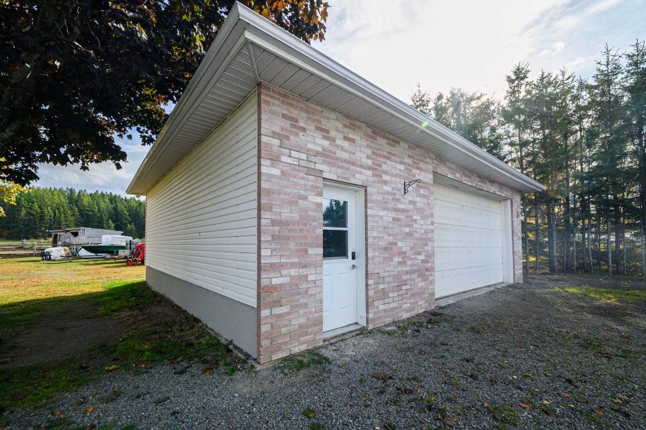 Garage — 295 Route 132 E., Sainte-Luce