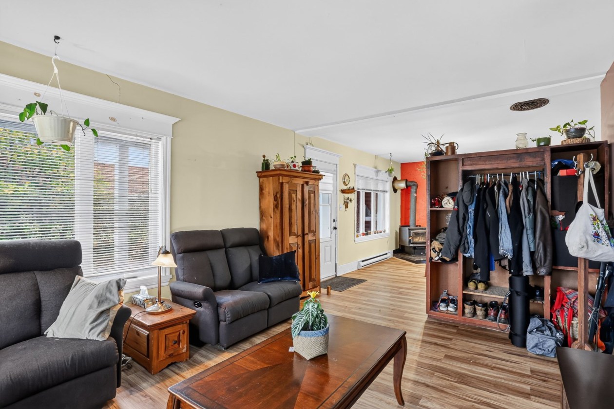 Salon — 5121 - 5125 Ch. des Pionniers, Shawinigan