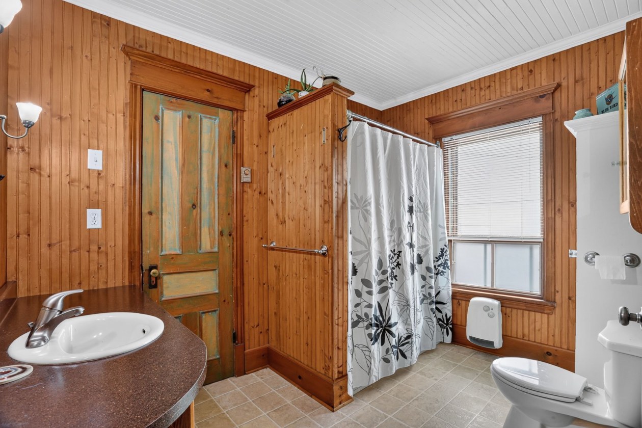 Salle de bains — 5121 - 5125 Ch. des Pionniers, Shawinigan