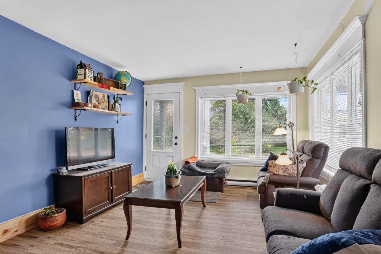 Salon — 5121 - 5125 Ch. des Pionniers, Shawinigan