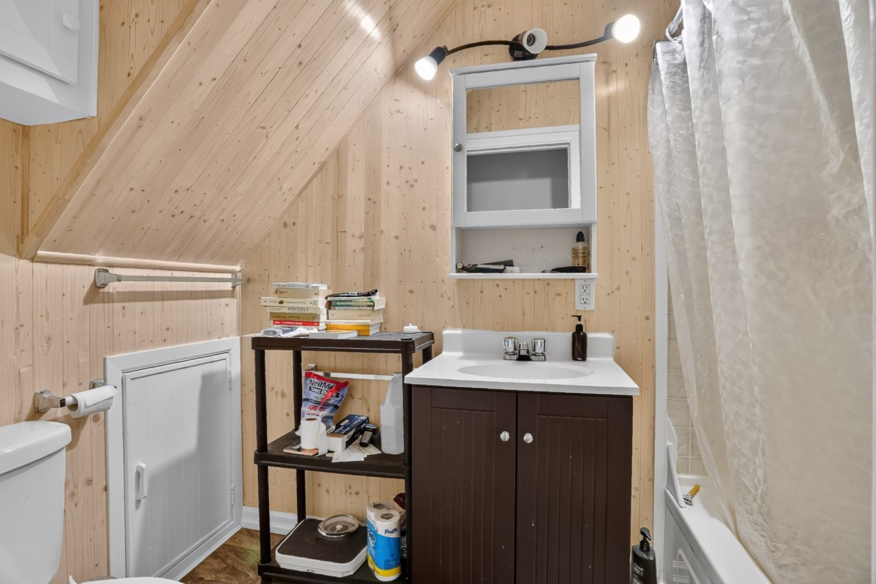 Salle de bains — 5121 - 5125 Ch. des Pionniers, Shawinigan