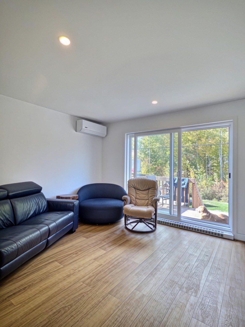 Salon — 812 Rue Monique-Saint-Pierre, Trois-Rivières