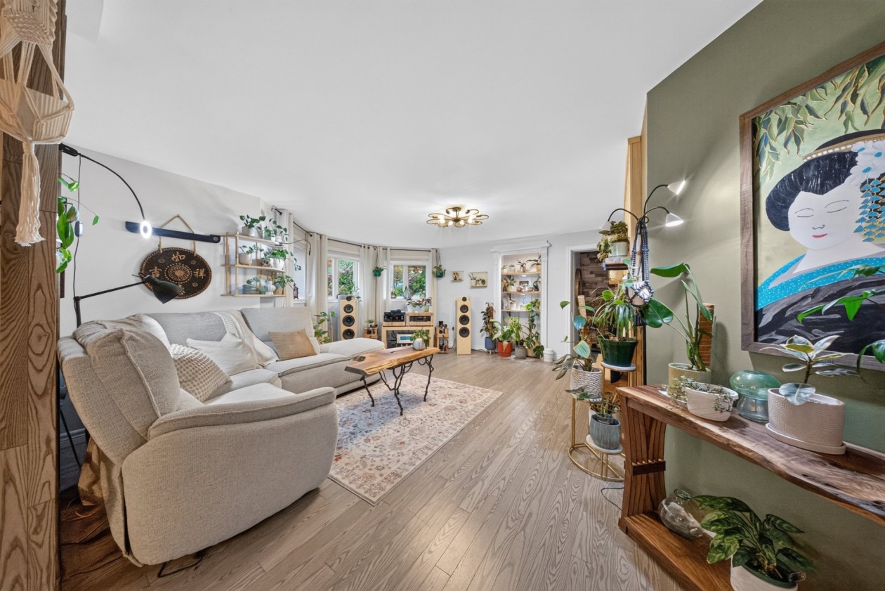 Salon — 135Z Ch. du Lac-Nick, Bolton-Est