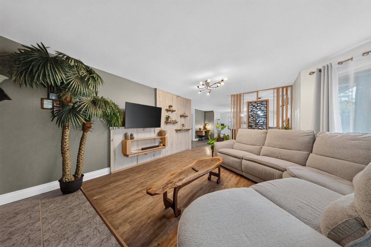 Salon — 135Z Ch. du Lac-Nick, Bolton-Est