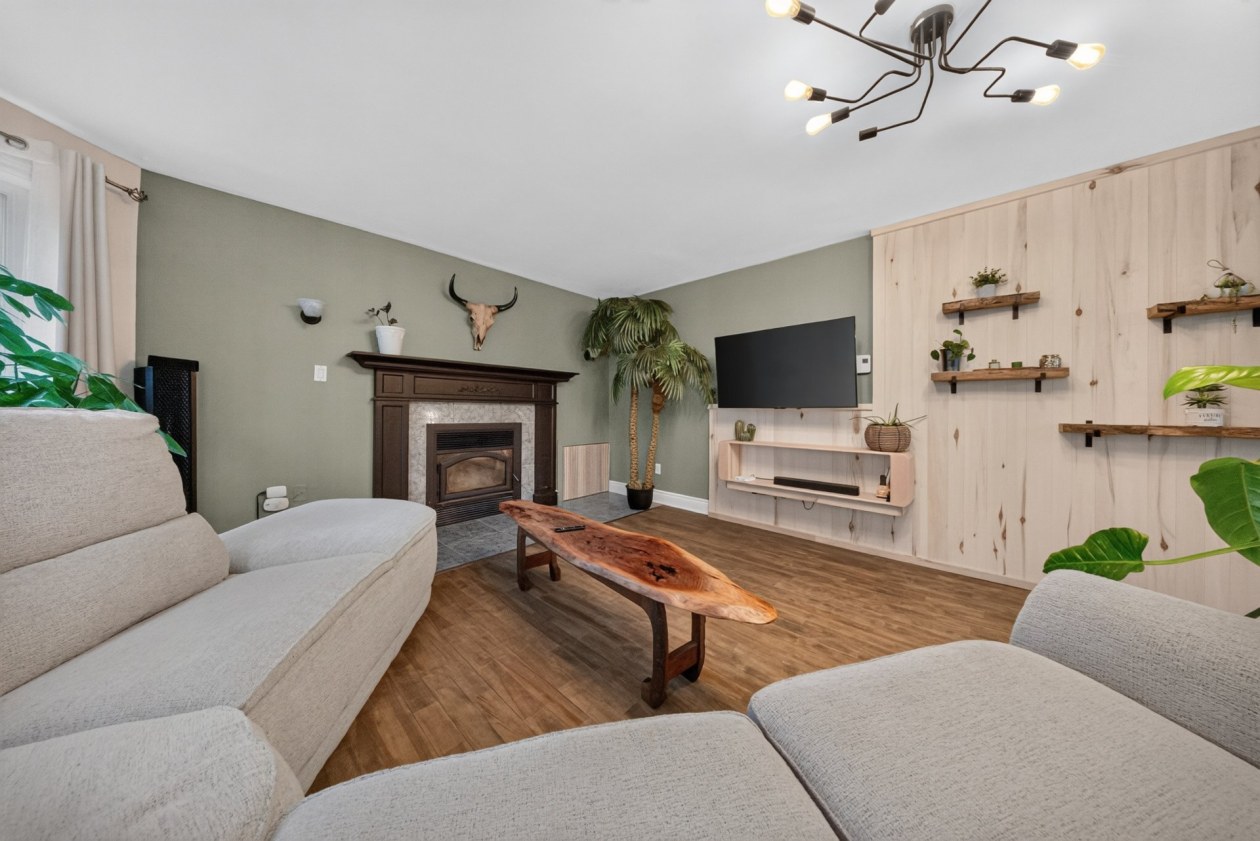 Salon — 135Z Ch. du Lac-Nick, Bolton-Est