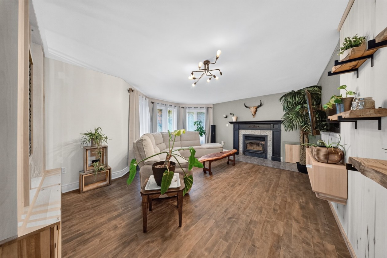 Salon — 135 Ch. du Lac-Nick, Bolton-Est