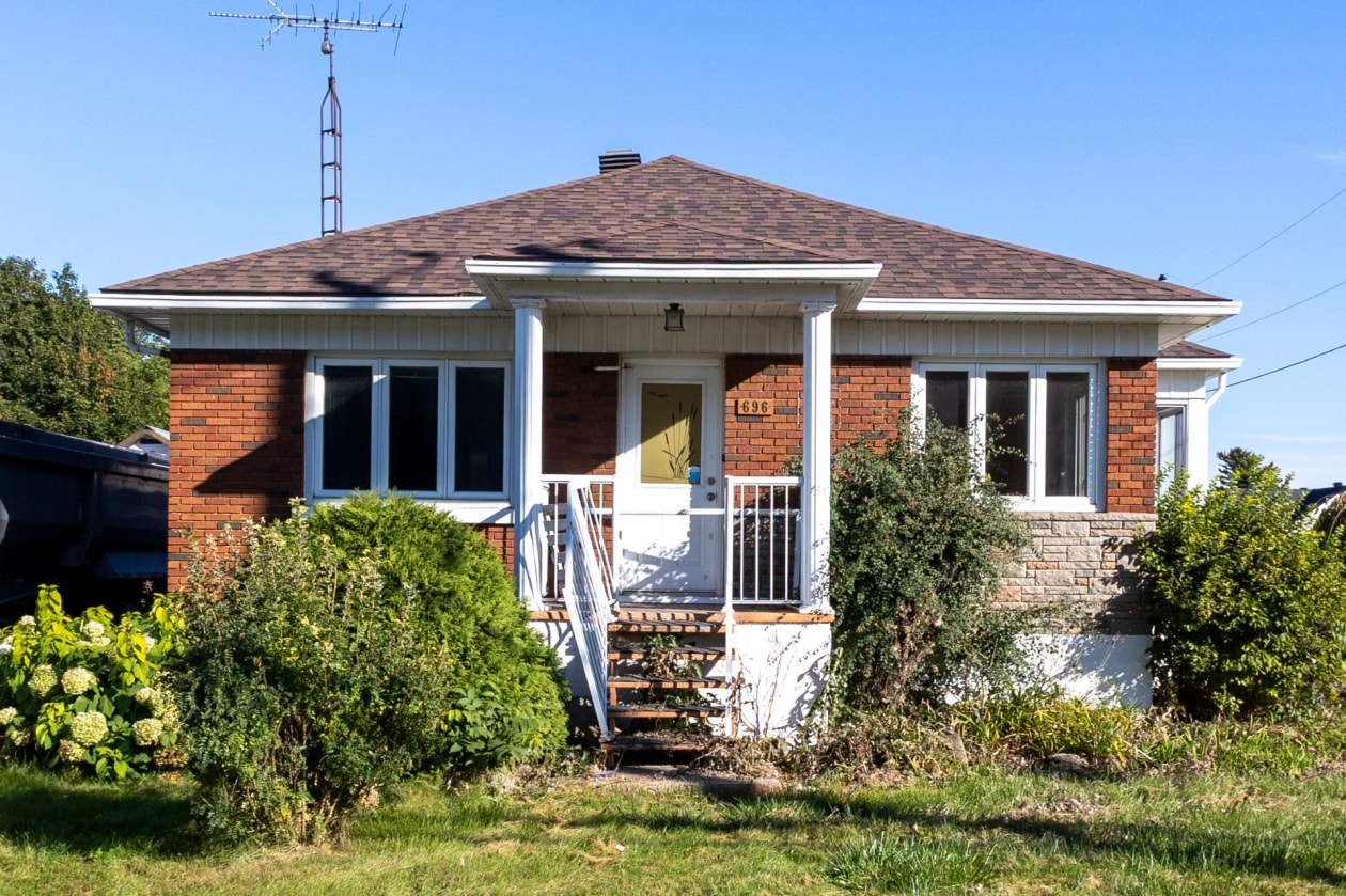 696, Boul. St-Jean-Baptiste