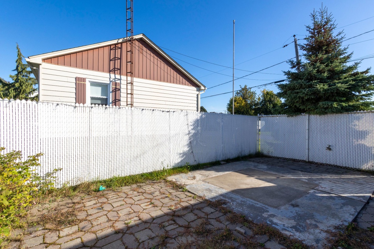 Cour — 696 Boul. St-Jean-Baptiste, Mercier