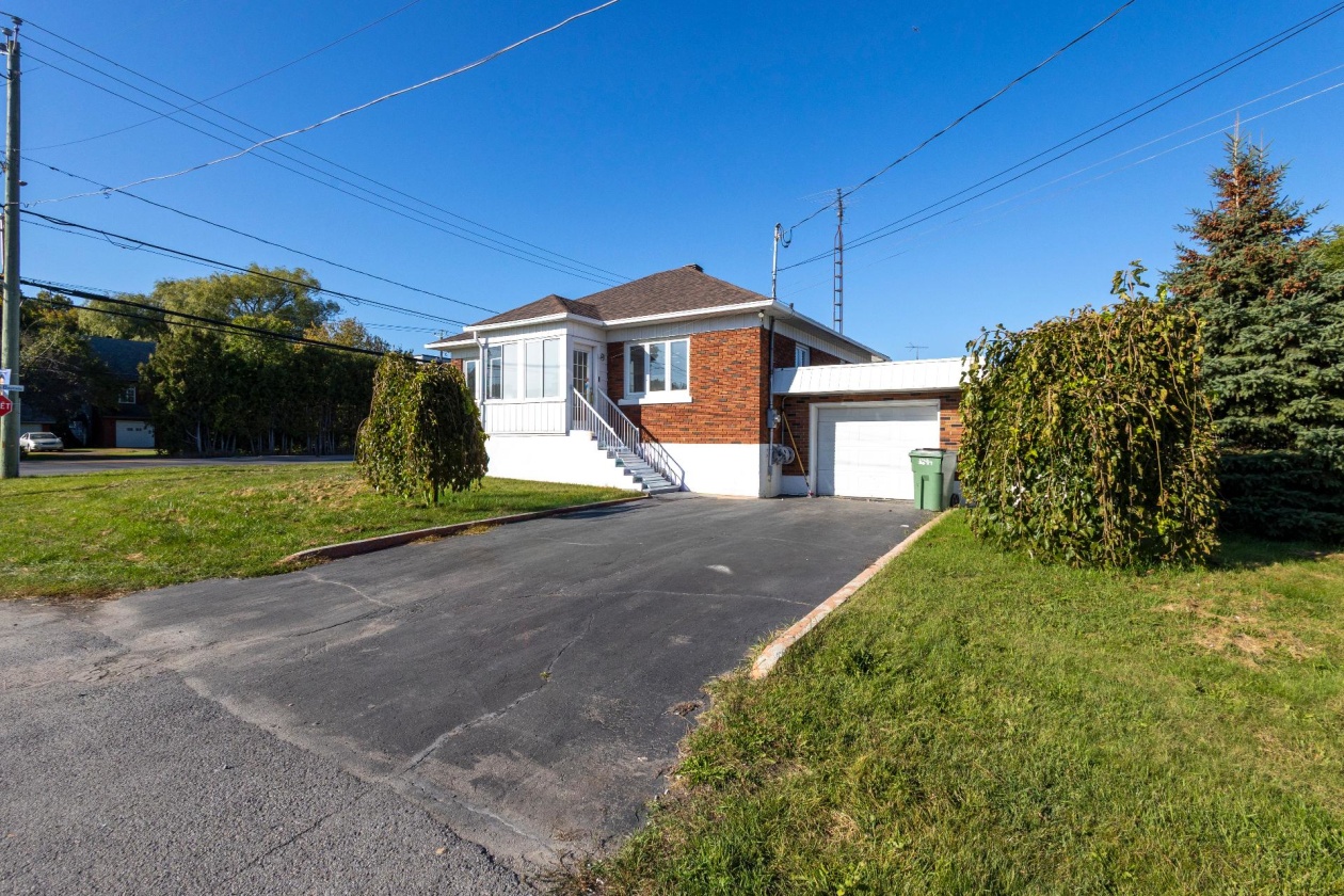 Garage — 696 Boul. St-Jean-Baptiste, Mercier