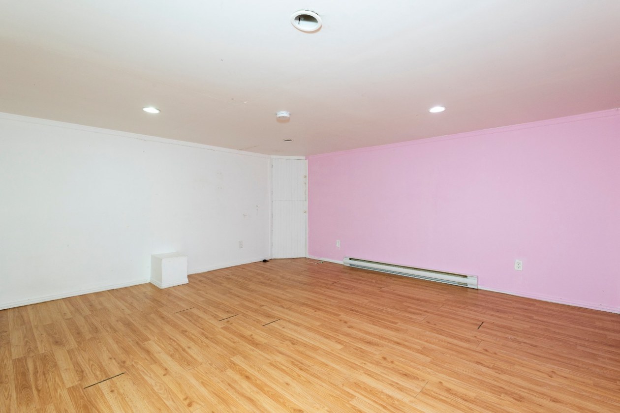 Salle familiale — 696 Boul. St-Jean-Baptiste, Mercier