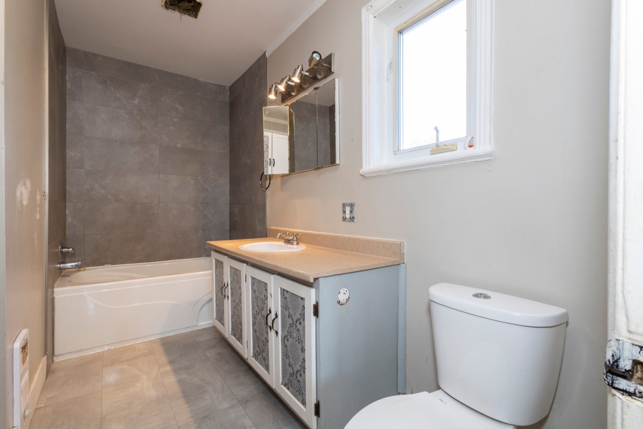 Salle de bains — 696 Boul. St-Jean-Baptiste, Mercier