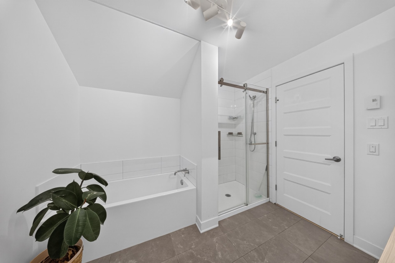 Salle de bains — 185 Mtée du Comté, Les Coteaux
