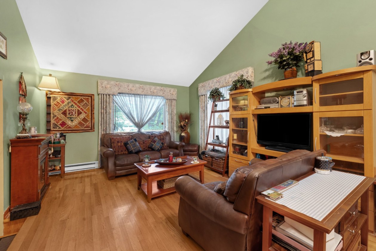 Salon — 1971 Rue Chantal, Repentigny