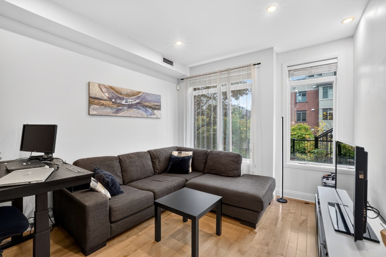 Salon — 3300 Rue des Francs-Bourgeois, Boisbriand