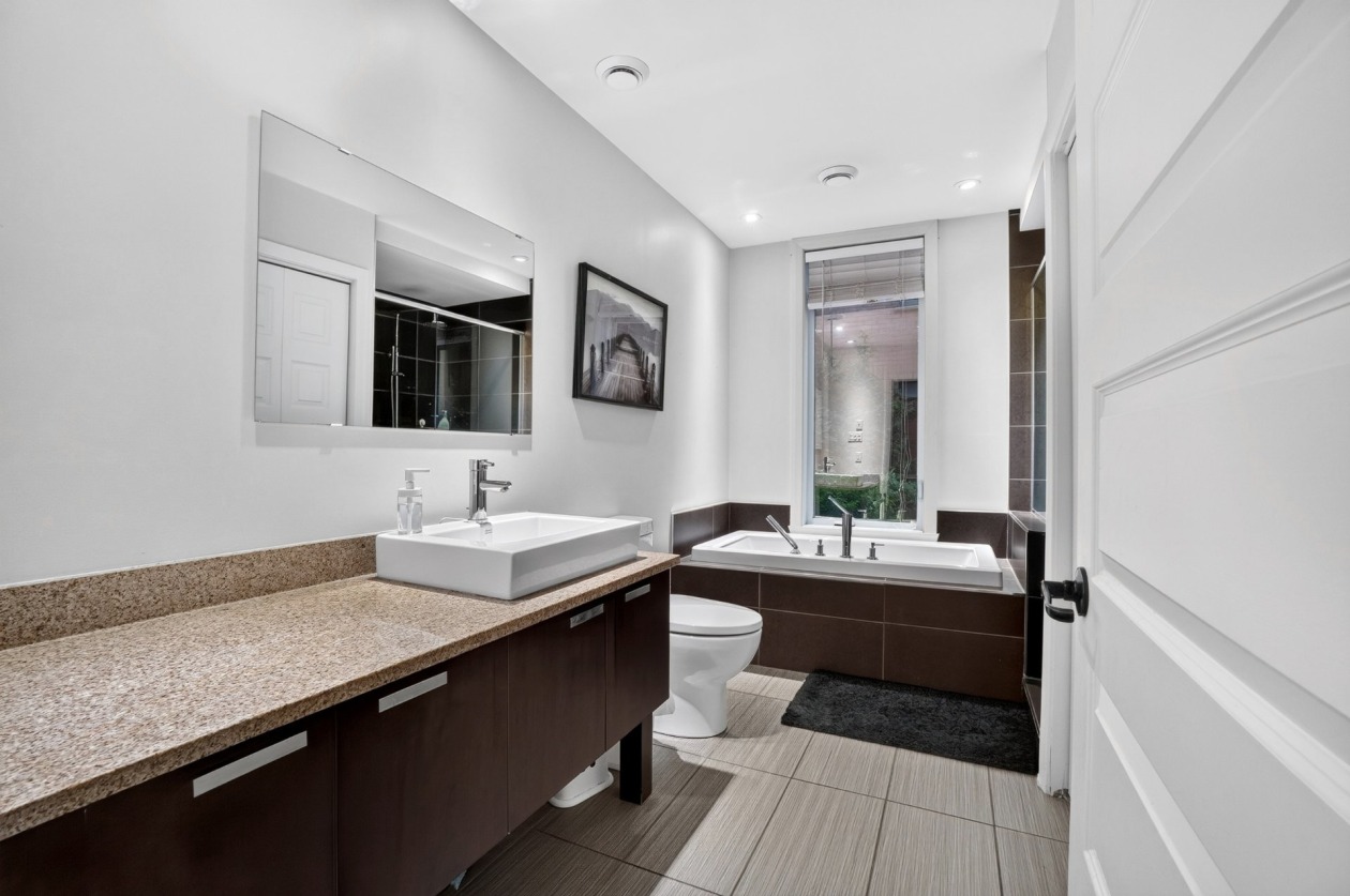 Salle de bains — 3300 Rue des Francs-Bourgeois, Boisbriand
