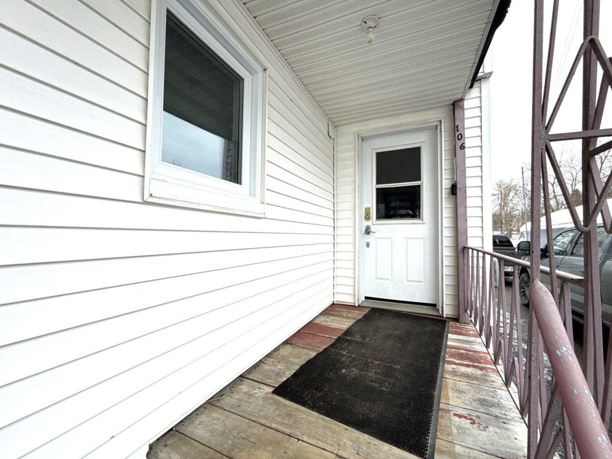 Entrée extérieure — 106 - 110 Rue St-Joseph, Baie-Saint-Paul
