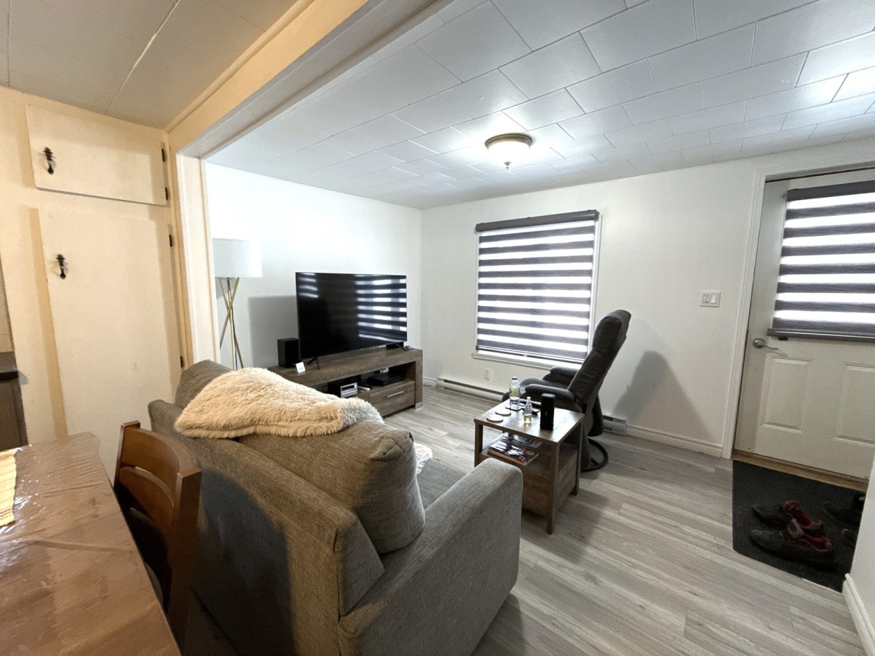 Salon — 106 - 110 Rue St-Joseph, Baie-Saint-Paul