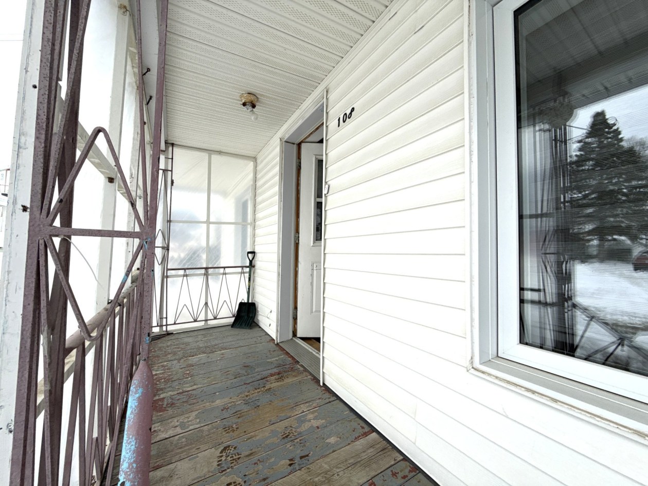 Entrée extérieure — 106 - 110 Rue St-Joseph, Baie-Saint-Paul