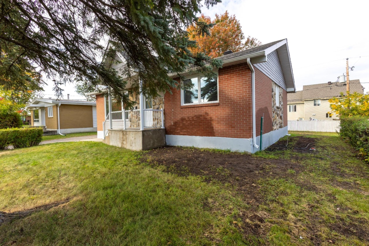 Façade — 53 Boul. St-Francis, Châteauguay