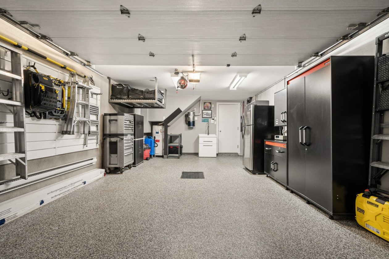 Garage — 9441 Rue Rousseau, Montréal